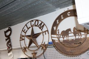 lot 383 image: Metal signs Welcome star, Welcome horses, and Dream
