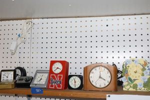 lot 385 image: Desktop clocks