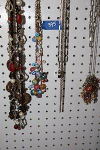 lot 395 image: Jewelry necklaces and pendants