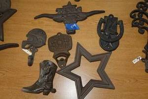 lot 479 image: Cast iron decorations Texas Longhorn, cowboys coat hook and more