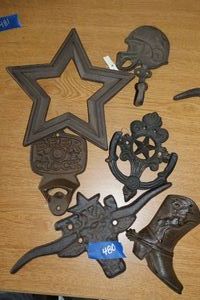 lot 480 image: Cast iron decorations Texas Longhorn, cowboys coat hook and more