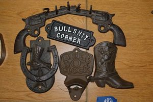 lot 482 image: Cast iron decorations double pistol key holder and more