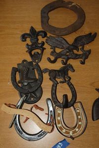 lot 483 image: Cast iron decorations Horseshoes and more