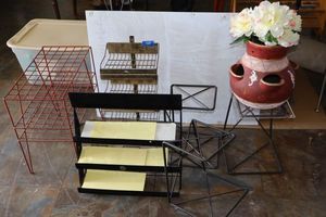 lot 488 image: Metal and wire display stand with pottery vase and flowers