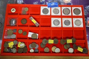 lot 499 image: Coin selection Pesos, early 1900s half pennies, three pence coins, collectible coin of Confederate General Joseph Eggleston Johnston