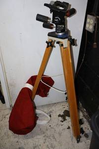 lot 506 image: Bogen heavy duty wooden tripod #3047 with case