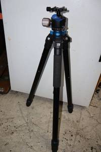 lot 505 image: Benro aluminum camera tripod