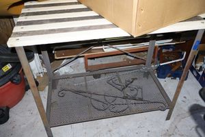 lot 511 image: Gardening or project table