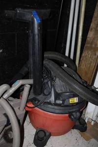 lot 512 image: Shop vac (no motor, needs new motor) plus vintage vacuum