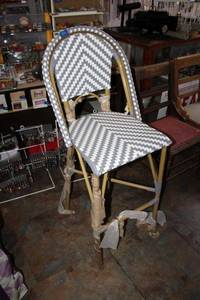 lot 541 image: Plastic woven bar height chair