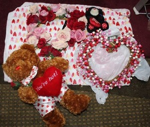 lot 532 image: Valentines table cover and wreathes