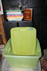 lot 555 image: Green tote with books
