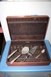 lot 556 image: Silverware box with serving utensils (some are sterling silver), see photos