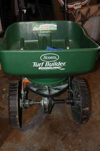 lot 542 image: Yard garden mini broadcast spreader