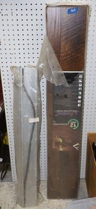 lot 564 image: Package of laminate flooring plus metal threshold