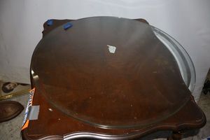 lot 576 image: Beveled Round glass top for table - 26 round, 14 thick