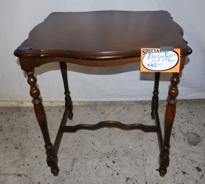 lot 573 image: Parlor side table