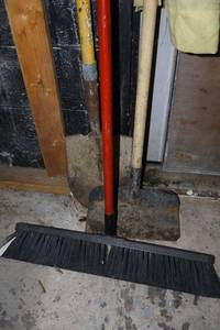 lot 598 image: Shovels and push broom