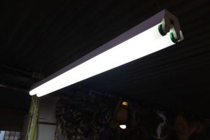 lot 614 image: Two fluorescent lights (one needs new bulb), see all photos