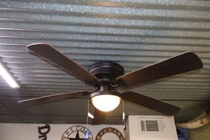 lot 618 image: Ceiling fan with light, fairly new - must bring tools and step ladder to remove