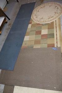 lot 619 image: Rugs and carpet pieces, see all photos