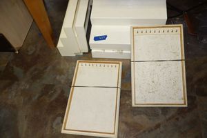 lot 620 image: Plastic extension displays and jewelry displays, see all photos
