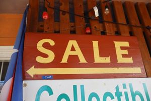 lot 625 image: Wooden SALE sign