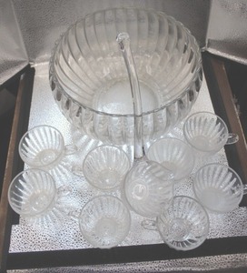 lot 69 image: Vintage Heisey Glass Punch Bowl with Nine Glasses and Glass Ladle