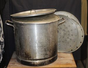 lot 92 image: Stainless Steel Very Large Simmer Pot with Lid