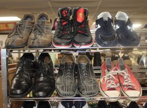 lot 122 image: Mens Shoes