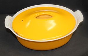lot 160 image: Vintage Descoware Cast Iron Enamel Coated Lidded Casserole Dish