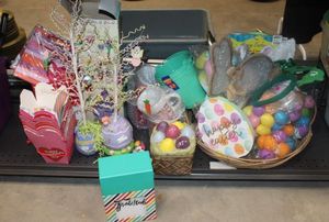 lot 184 image: Easter and Valentines Swag