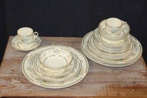 lot 12 image: Royal Doulton fine bone china Romance Collection, Adrienne pattern Approximately 22 pcs