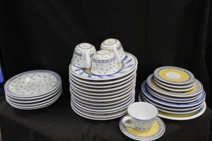 lot 52 image: Williams Sonoma Dishes