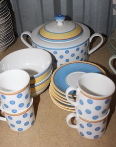 lot 222 image: Villeroy &amp Boch Cookie Jar, Cups, Bowls, and Saucers Twist-Anna
