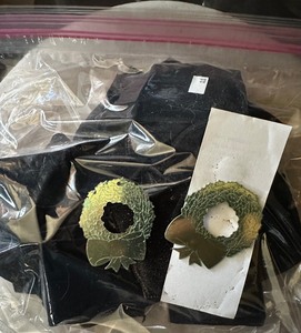 lot 5 image: WREATH ORNAMENTS - CAN BE ETCHED WITH NAMES , IN BLACK SLEEVES -  QTY 50