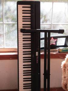 lot 49 image: Yamaha keyboard with keyboard stand