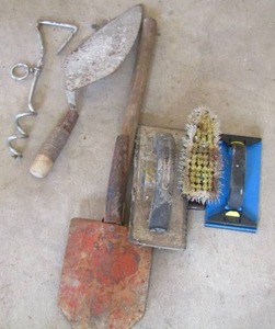 lot 51 image: mini shovel, hand brush and more