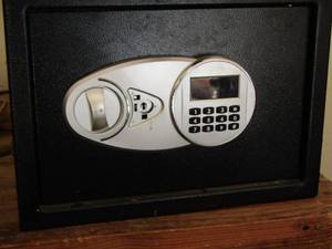 lot 78 image: small black safe no key