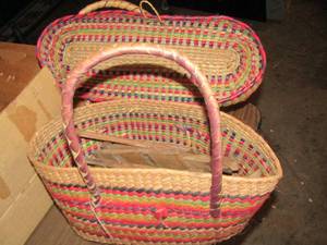 lot 114 image: pink wicker picnic basket