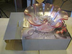 lot 122 image: pink glass fruit bowl