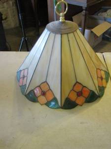 lot 130 image: stainglass lamp shade in great condition