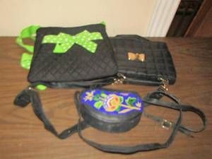 lot 135 image: qty 3 womens handbags
