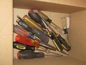 lot 138 image: small box of various screwdrivers and small shovel