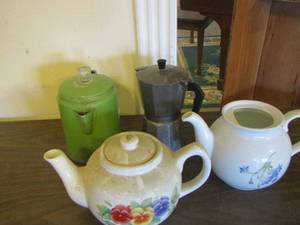 lot 148 image: qty 2 glass tea pots, 1 aluminum teapot, 1 black tea pot