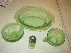lot 166 image: VINATGE URAIUM OXIDE salt shaker green,     green fruit bowl,    qty 2 green glass cups