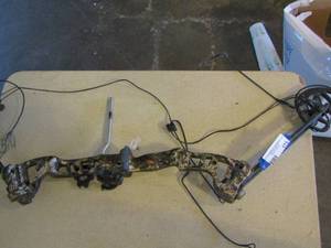 lot 173 image: COMPOUND BOW - NEEDS RESTRUNG