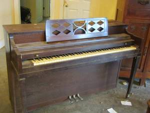 lot 187 image: CONSOLE PIANO