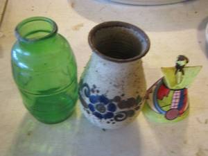 lot 198 image: qty 2 vases 1 green, 1 pottery,