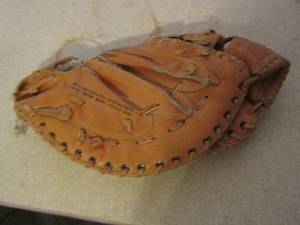 lot 249 image: MIZUNO  Baseball glove